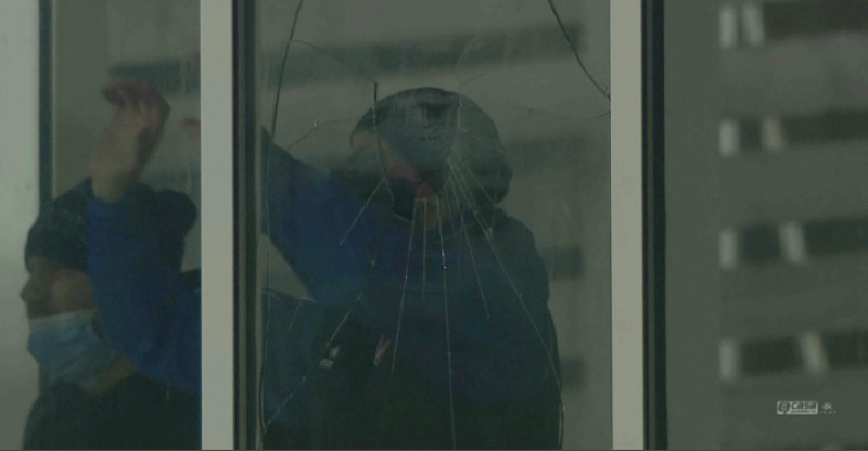 Marius Croitoru a spart un geam în timpul meciului Botoșani - Craiova / Foto: Captură Digi Sport