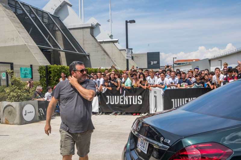 Carmine "Mino" Raiola and Annekee Molenaar greets the fans of the new player of Juventus Matthijs de Ligt .