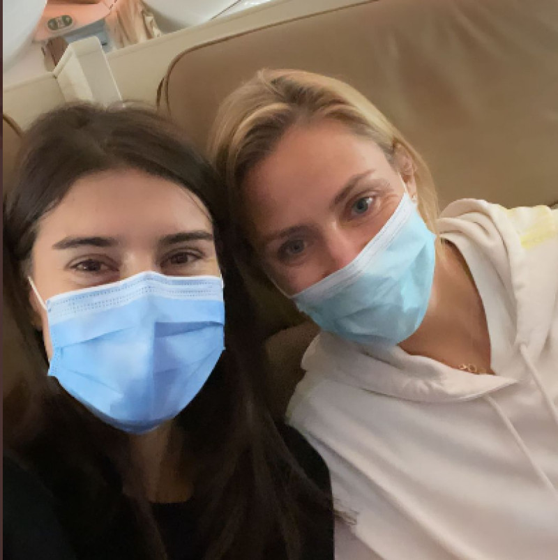 Sorana Cîrstea și Angelique Kerber, în avionul cu care au călătorit la Melbourne / Foto: Instagram@soranacirstea