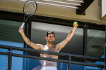 Novak Djokovic, la balconul camerei de hotel în care petrece carantina / Foto: Profimedia