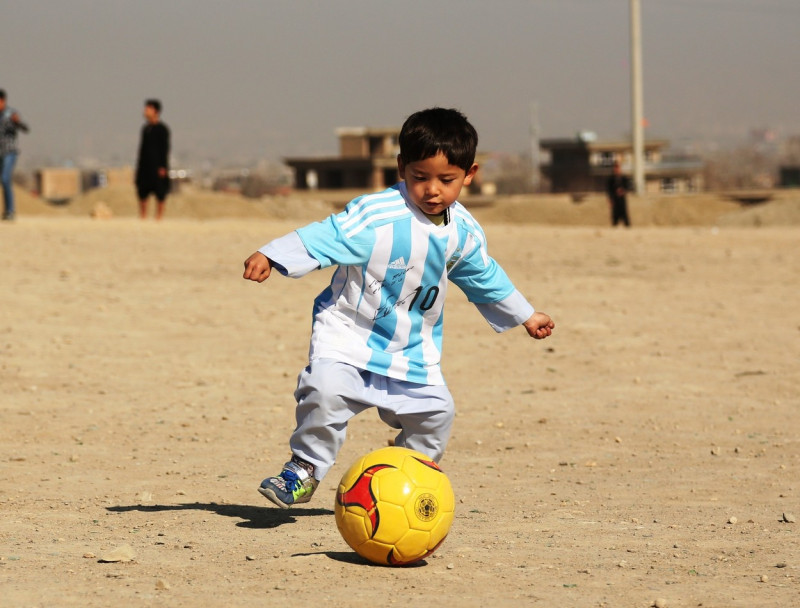 (SP)AFGHANISTAN-KABUL-AFGHAN BOY RECEIVED MESSI'S JERSEY