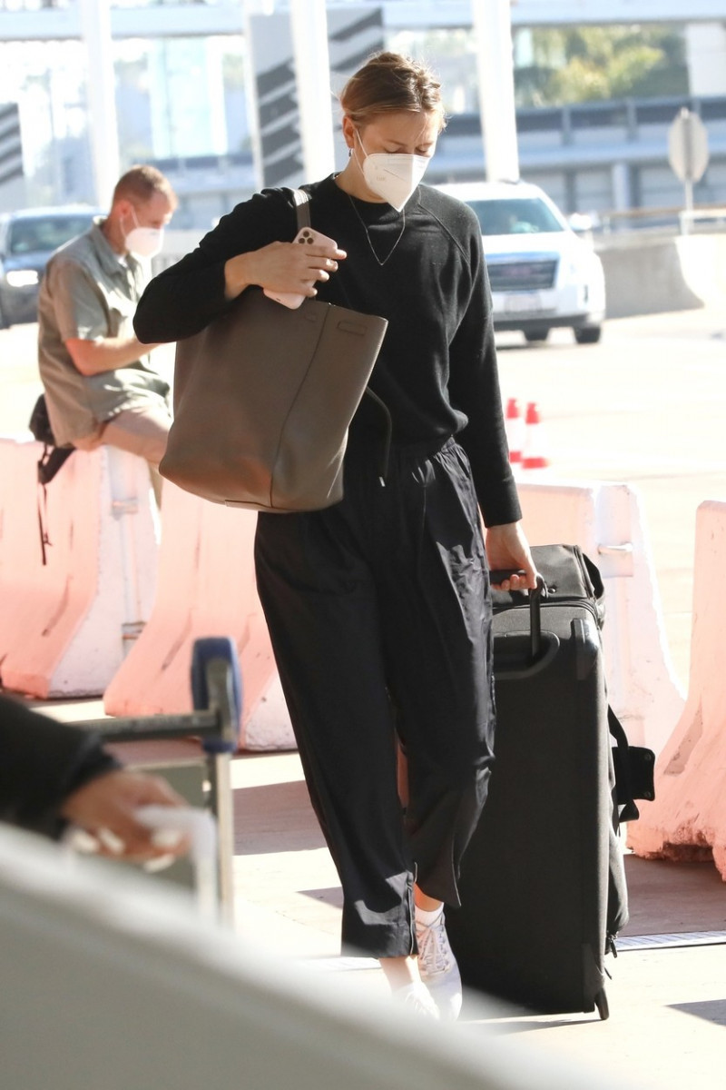 *EXCLUSIVE* Maria Sharapova flashes her huge diamond ring as she's dropped off at LAX by her fiance, British businessman Alexander Gilkes.