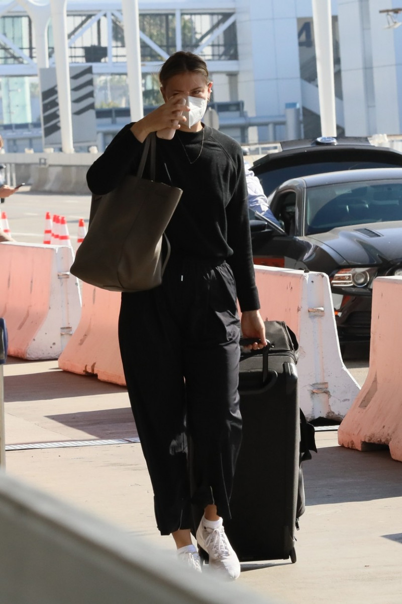 *EXCLUSIVE* Maria Sharapova flashes her huge diamond ring as she's dropped off at LAX by her fiance, British businessman Alexander Gilkes.