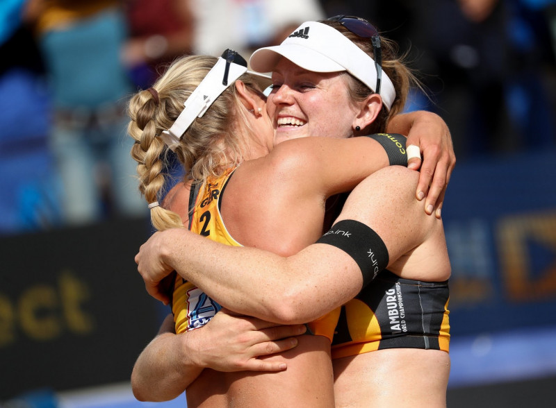 03 July 2019, Hamburg: Beach Volleyball, World Championship, at Rothenbaum Stadium: Round of 32, Women. Borger/Sude (Germany) - Behrens/Tillmann (Germany). Karla Borger and Julia Sude (r) are happy about their victory on the Center Court. Photo: Christian