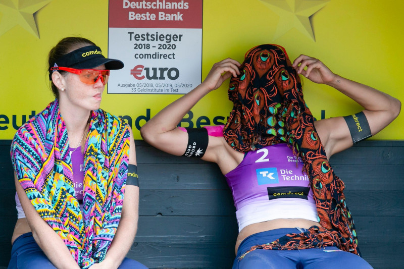 Timmendorfer Strand, Germany. 04th Sep, 2020. Julia Sude (l) and Karla Borger (both DJK TuSA 06 Dsseldorf) react disappointed at the German Beach Volleyball Championships. The duo had to give up in the quarter finals due to an injury of Karla Borger. The
