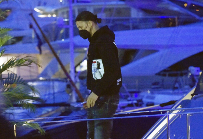 Ibrahimovic gets off his yacht to go to the first evening of the Sanremo Festival