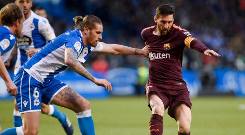 Raul Albentosa (stânga), în duel cu Lionel Messi, la meciul Barcelona - Eibar din 2014 / Foto: Profimedia