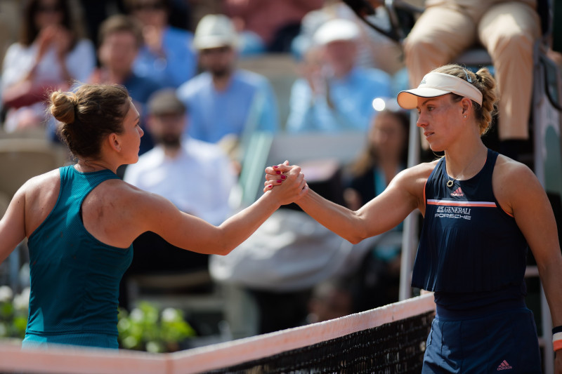 Simona Halep și Angelique Kerber, după meciul direct de la Roland Garros 2018 / Foto: Profimedia