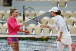 Simona Halep și Iga Swiatek, după duelul direct de la Roland Garros / Foto: Getty Images