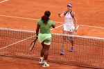Serena Williams și Mihaela Buzărnescu, la finalul confruntării directe de la Roland Garros / Foto: Getty Images