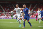 Luke Shaw și Adrian Păun, în meciul Anglia - România / Foto: Getty Images