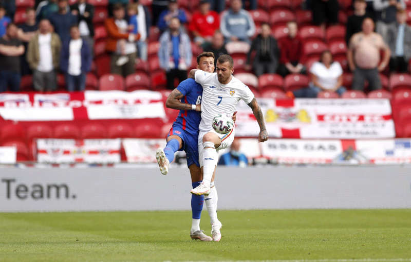 Ben White și Denis Alibec, în meciul Anglia - România / Foto: Profimedia