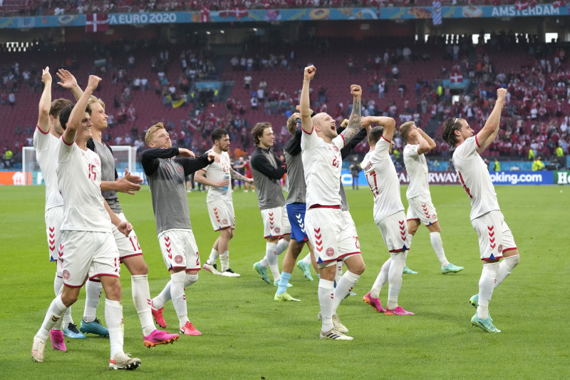 Fotbaliștii Danemarcei, după victoria cu Țara Galilor / Foto: Getty Images