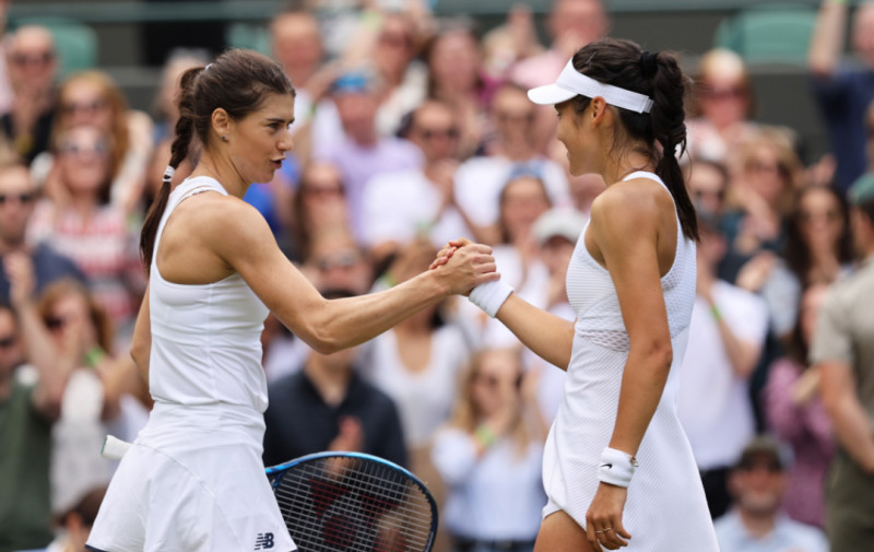 Sorana Cîrstea și Emma Răducanu, după meciul direct de la Wimbledon / Foto: Getty Images