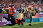 Un fan a intrat pe gazon în timpul meciului Italia - Anglia / Fvoto: Getty Images