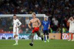 Un fan a intrat pe gazon în timpul meciului Italia - Anglia / Foto: Getty Images