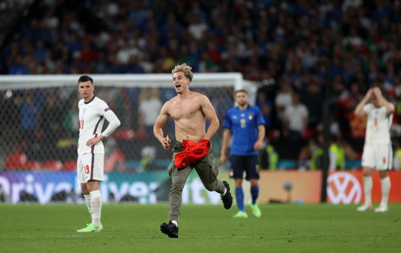 Un fan a intrat pe gazon în timpul meciului Italia - Anglia / Foto: Getty Images