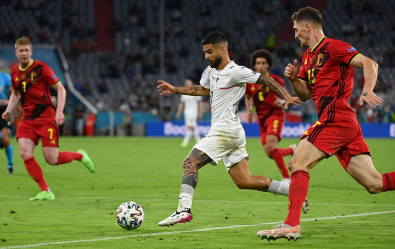 Munich, Germany. 02nd July, 2021. Football: European Championship, Belgium - Italy, final round, quarter-final in the EM Arena in Munich. Italy's Lorenzo Insigne (M) and Belgium's Thomas Meunier fight for the ball. Credit: Federico Gambarini/dpa/Alamy Liv