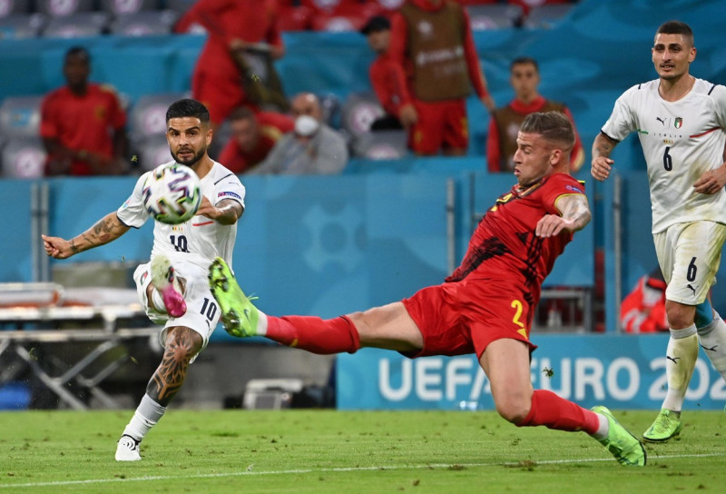 Munich, Germany. 02nd July, 2021. Football: European Championship, Belgium - Italy, final round, quarter-final in the EM Arena in Munich. Italy's Lorenzo Insigne (l) shoots at goal next to Belgium's Toby Alderweireld. Credit: Federico Gambarini/dpa/Alamy