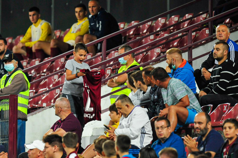 Denis Alibec i-a oferit tricoul unui copil după CFR Cluj - Chindia / Foto: Facebook@cfr1907