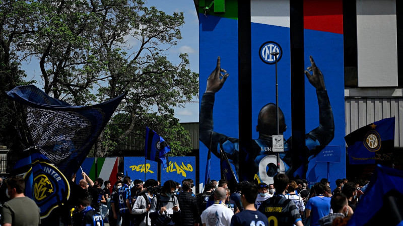 Milano, Italy. 08th May, 2021. Inter fans celebrate the victory of the italian championship in front of a mural dedicated to Romelu Lukaku as they wait the bus of the team prior to the Serie A football match between FC Internazionale and Sampdoria UC at S