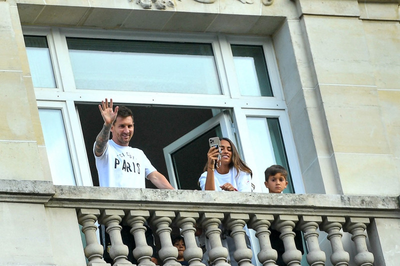 Lionel Messi, sa femme Antonella Roccuzzo et leurs enfants Thiago et Mateo saluent les nombreux fans du PSG sur la terrasse de leur balcon ŕ l'hôtel Royal Monceau ŕ Paris