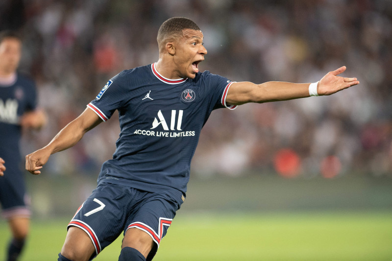 Paris Saint-Germain v Strasbourg - Ligue 1