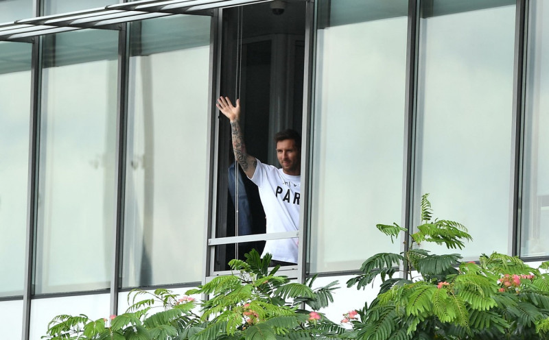 Lionel Messi arrive pour signer avec Paris Saint-Germain (PSG)