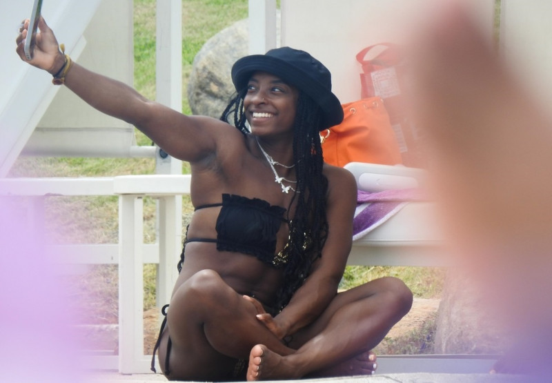 *PREMIUM-EXCLUSIVE* Simone Biles displays her curves while enjoying a girls' weekend in Mexico with friends!