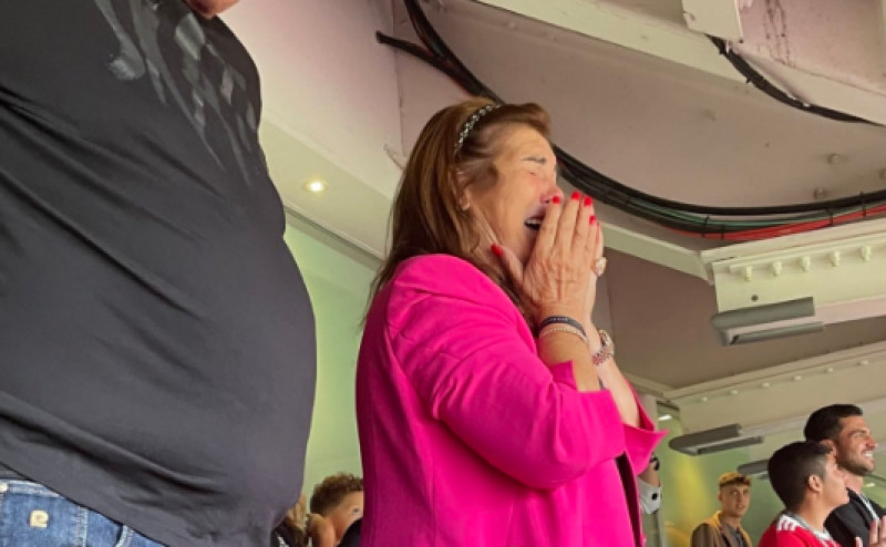 Maria Dolores Aveiro, mama lui Cristiano Ronaldo, la meciul Manchester United - Newcastle / Foto: Twitter@SalvadorMaurice