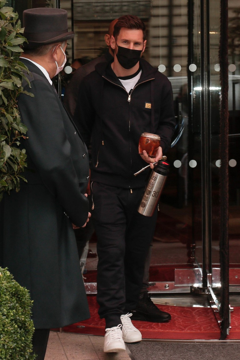 Lionel Messi Antonela Roccuzzo leaving their hotel in Paris