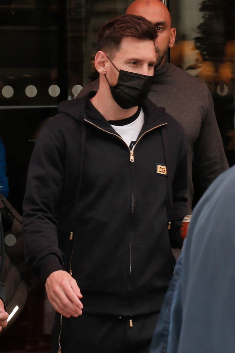 Lionel Messi Antonela Roccuzzo leaving their hotel in Paris