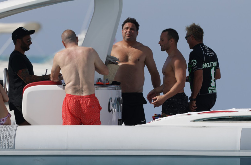 RONALDO NAZARIO DE VACACIONES EN IBIZA