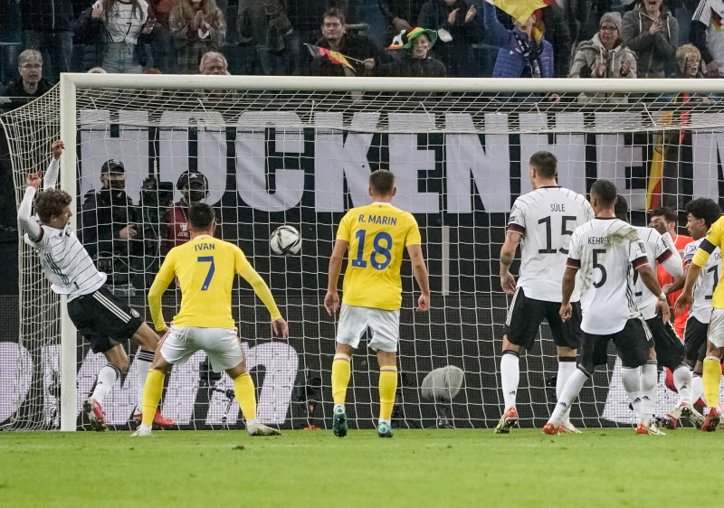 Thomas Muller și Andrei Ivan, în meciul Germania - România / Foto: Profimedia