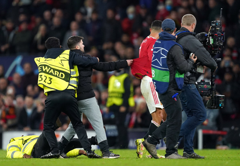 Un suporter a invadat terenul după Manchester United - Atalanta / Foto: Profimedia
