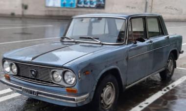 Parcată timp de 50 de ani în același loc, această mașină ascunde o poveste fascinantă