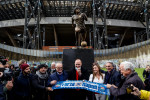 Napoli, inaugurata la statua di Maradona davanti allo stadio un anno dalla sua scomparsa