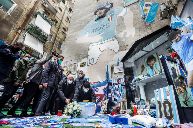 Napoli, al Murales Maradona la visita di Aurelio ed Edoardo De Laurentiis