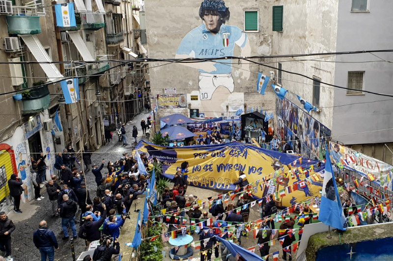 Maradona: De Laurentiis brings mural flowers Spanish Districts