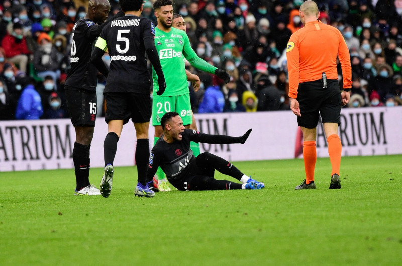 Le PSG bat Saint-Etienne (3-1) et Neymar se blesse ŕ la cheville lors du match de Ligue 1 Uber Eats