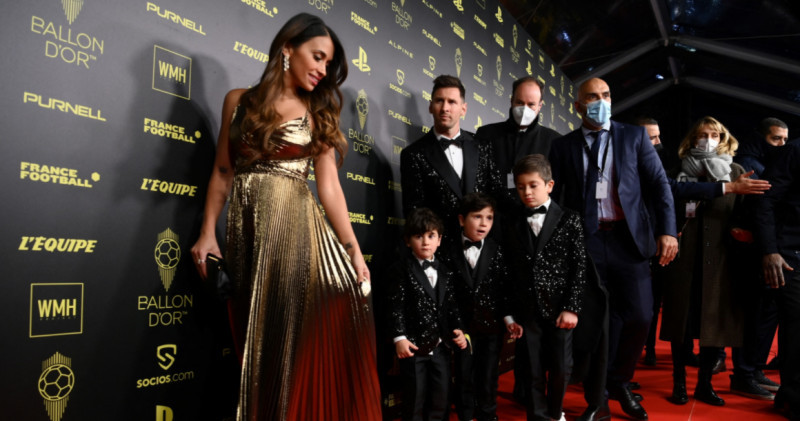 Lionel Messi, alături de Antonella și de cei trei fii ai săi, la ceremonia de decernare a Balonului de Aur / Foto: Profimedia
