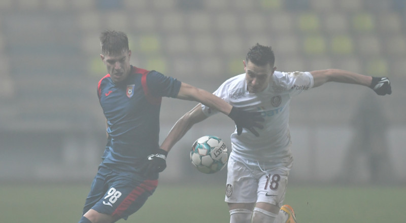 Tiberiu Căpușă și Valentin Costache, într-un meci Chindia - CFR Cluj / Foto: Sport Pictures
