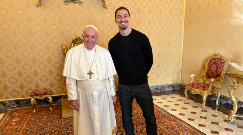 Zlatan Ibrahimovic, alături de Papa Francisc / Foto: Twitter@Ibra_official