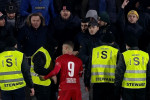 Fotbaliștii lui Dinamo, certați de fani după eșecul de la Mioveni / Foto: captură Digi Sport