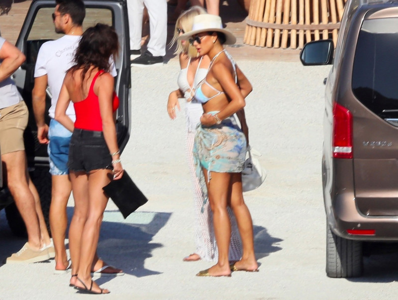 *PREMIUM-EXCLUSIVE* MUST CALL FOR PRICING BEFORE USAGE - Pussycat Dolls Singer and now The Masked singer Judge Nicole Scherzinger pictured with her boyfriend Thom Evans and friend Caroline Stanbury enjoying their holidays in Mykonos.
