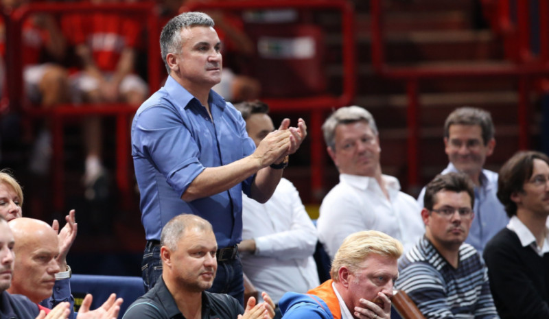 Srdjan Djokovic, în cămașă albastră, aplaudând la finele unui meci jucat de Novak / Foto: Profimedia