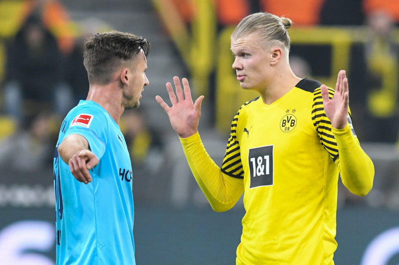 Dortmund, Germany. 15th Dec, 2021. Football: Bundesliga, Borussia Dortmund - SpVgg Greuther Frth, Matchday 16, at Signal Iduna Park. Dortmund's Erling Haaland (r) discusses with Frth's Paul Seguin. IMPORTANT NOTE: In accordance with the regulations of the