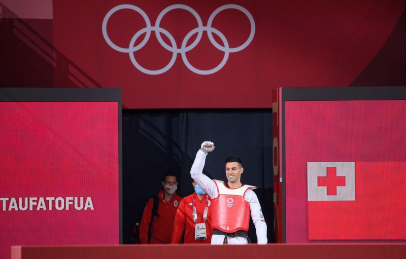 Tokyo, Japan. 27th July, 2021. Pita TAUFATOFUA (TGA) enters the hall, feature, symbolic photo, edge motif, point winning, jubilation, cheering, joy, cheers, Vladislav LARIN (blue) (ROC) vs. Pita TAUFATOFUA (TGA) (red) 24: 3, Taekwondo men 80kg, 1/8 fina