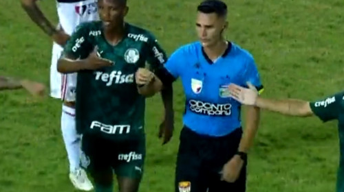 Un spectator a intrat cu cuțitul pe teren la un meci din Brazilia