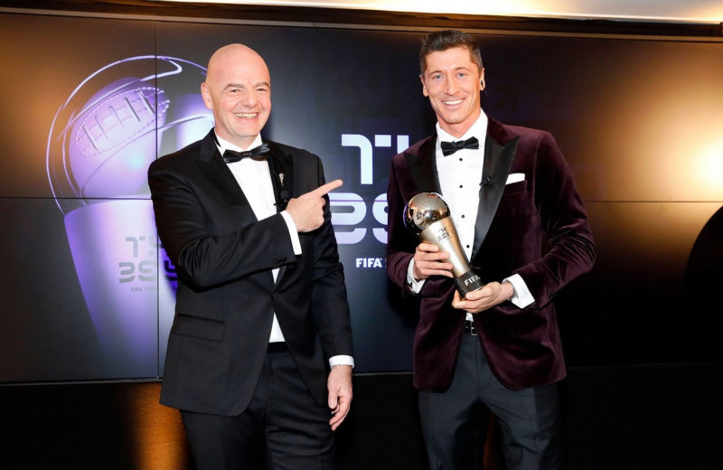 MUNICH, GERMANY - DECEMBER 17: Robert Lewandowski of FC Bayern Munich receives the FIFA Men's Player 2020 trophy by FIFA president Gianni Infantino during the FIFA The BEST Awards ceremony on December 17, 2020 in Munich, Germany. (Photo by Pool/Marco Dona